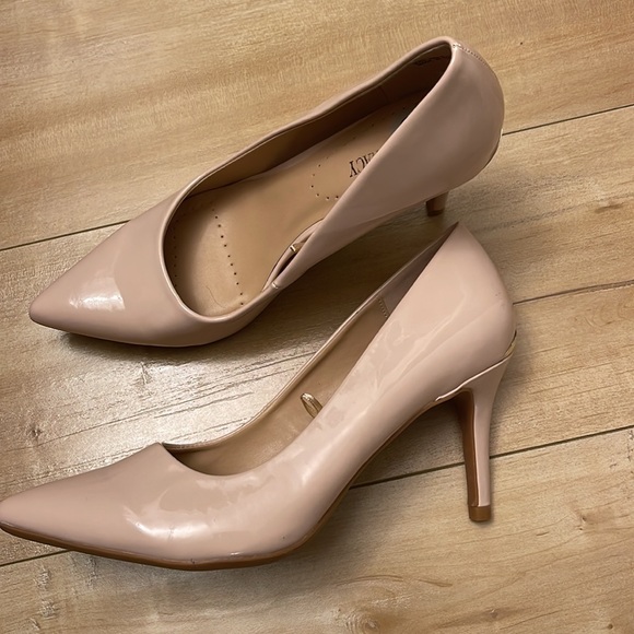 Ellen Tracy beige heels - Picture 3 of 6
